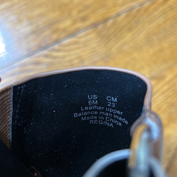 Bleecker & Bond Regina style brown & white sandals.  Size 6. - Picture 6 of 7